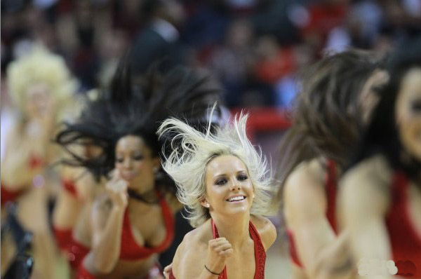 激情燃烧的青春：新绛中学校园篮球赛掀起热潮(图1)