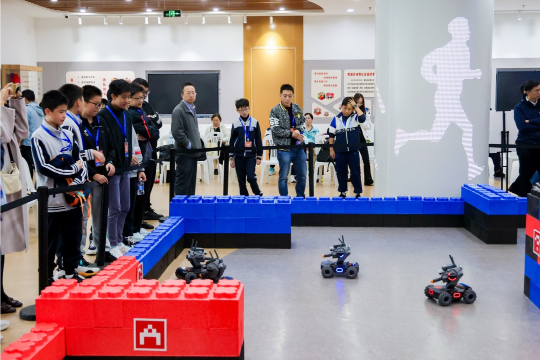 逼近人类极限！宇树机器人百米冲刺 10 米  秒速度碾压专业运动员(图1)