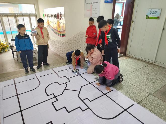 长治路小学创客少年展科技锋芒全力备战机器人竞赛(图3)