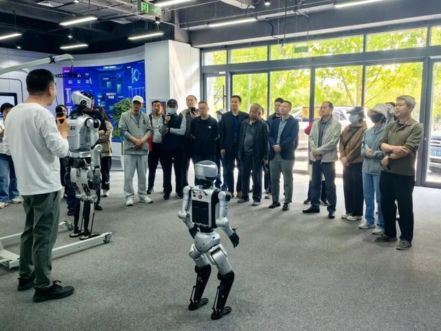 北京市石景山区组织自主择业军转干部参观全国最大人形机器人数据训练中心