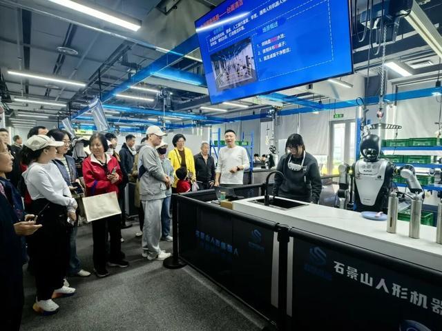 北京市石景山区组织自主择业军转干部参观全国最大人形机器人数据训练中心(图2)