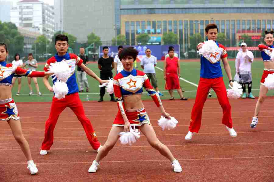 朝鲜美女啦啦队现身上海虹口体育场[组图]